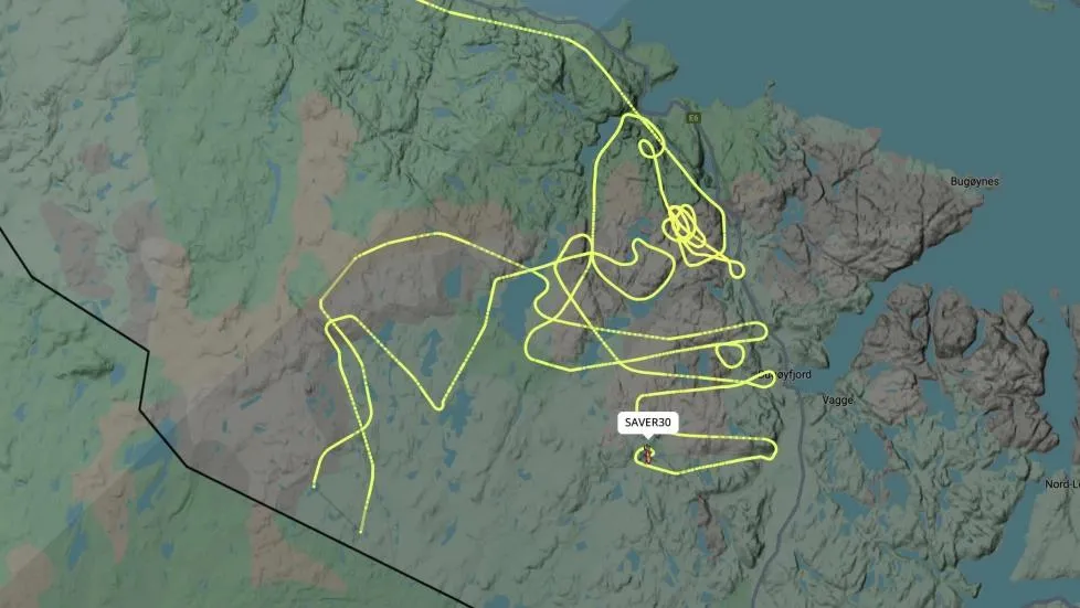 Đường bay của một trực thăng cứu hộ trong nỗ lực tìm kiếm 5 binh sĩ còn mất tích sau cuộc tập trận ở vùng Finnmark (Na Uy) hôm 2-10. Ảnh: TV2/Flightradar24 trực thăng Na Uy tìm 5 binh sĩ mất tích khi tập trận gần biên giới Nga.jpg