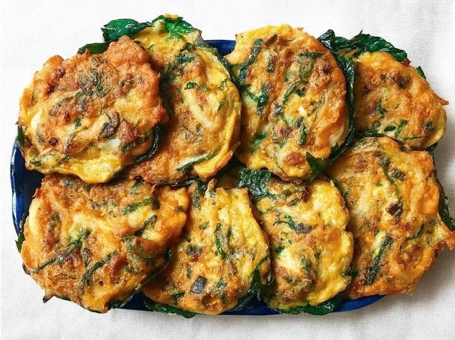 Cá ngần có thể chế biến đa dạng: hấp lá chanh giữ trọn vị tươi, chiên giòn vàng ruộm, nấu canh chua giải nhiệt, rán trứng hay xào nấm đầy hấp dẫn. Mỗi món mang đến trải nghiệm riêng, từ dân dã đến tinh tế, khiến cá ngần trở thành đặc sản khó quên của sông Đà.