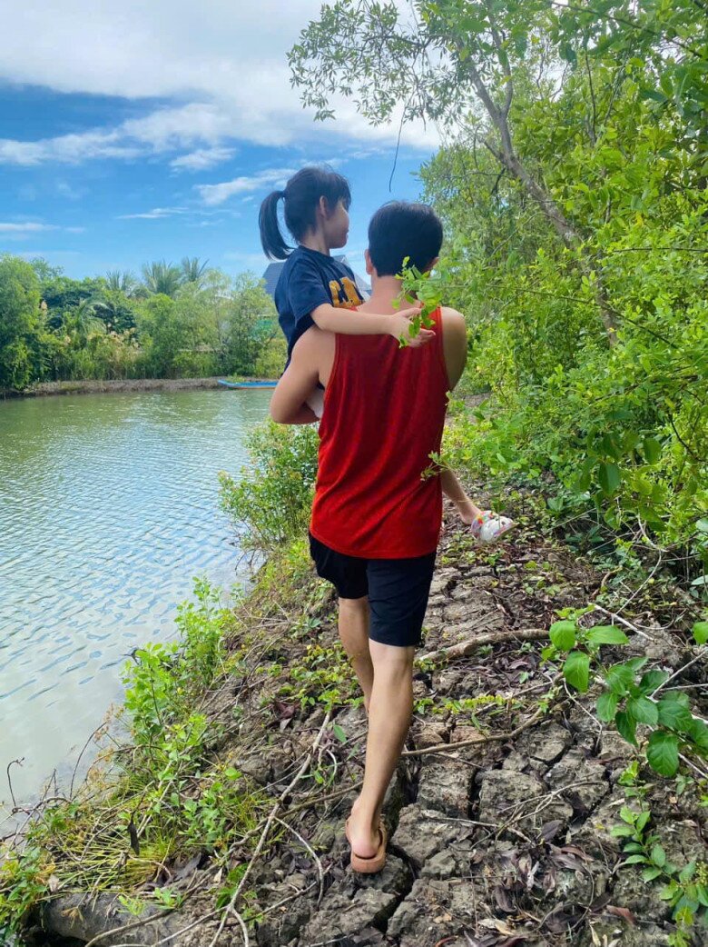 Khoảnh khắc Quách Ngọc Ngoan bế con gái khi đi thăm vườn ở quê nhà Cà Mau.