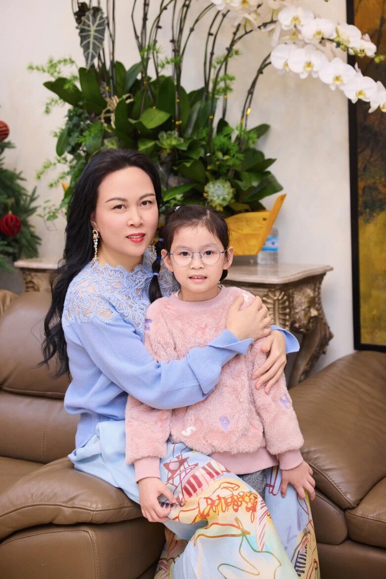 Bé Sumi có ngoại hình xinh xắn, thừa hưởng vẻ đẹp của bố mẹ.