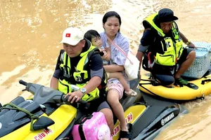 Hỗ trợ kịp thời cụ ông bị tai biến nổi trên mặt nước 2 ngày sau bão số 10