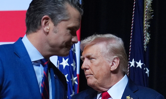 Ông Hegseth (trái) và ông Trump tại cuộc họp với các tướng lĩnh Mỹ ở bang Virginia hôm 30/9. Ảnh: AP