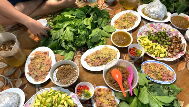 Đặc sản kén khách có từ Nam ra Bắc, nước chấm làm từ thứ tưởng bỏ đi 3 Khi thưởng thức, người ta bày gỏi cá mè lên mâm, ăn kèm hạt và nhiều loại rau, lá như lá mơ, cúc tần, lá đơn răng cưa, lá sung… Ảnh: Hải gỗ