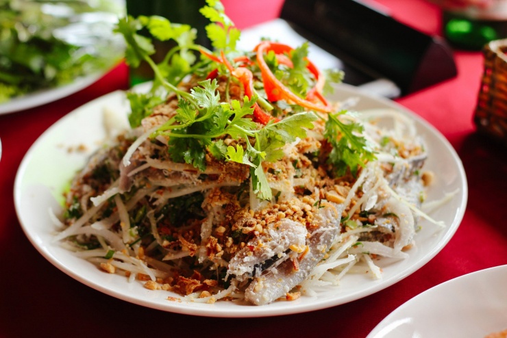 Đặc sản kén khách có từ Nam ra Bắc, nước chấm làm từ thứ tưởng bỏ đi 7 Khi thưởng thức, thực khách lấy bánh tráng, lần lượt xếp các loại rau sống lên trên, thêm miếng gỏi cá trích đã thấm đều gia vị rồi cuốn gỏi lại, quệt với nước chấm đặc sánh, dậy mùi thơm. Ảnh: Nguyễn Thanh Huyền