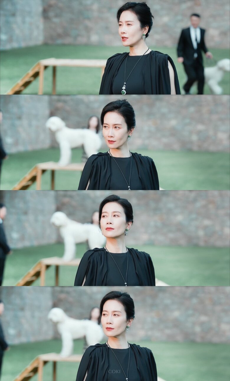 "Mẹ chồng" Triệu Lộ Tư khí chất "át vía" khiến khán giả "quên cách thở": Đeo phỉ thúy 1.100 tỷ, ngoài đời U50 vẫn lẻ bóng 6 Ôn Tranh Vanh trong vai Vu Lam khiến khán giả sợ không dám thở.