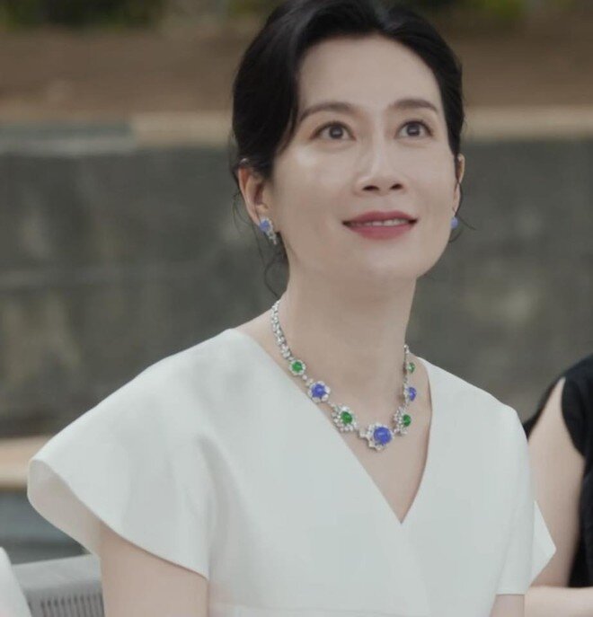 "Mẹ chồng" Triệu Lộ Tư khí chất "át vía" khiến khán giả "quên cách thở": Đeo phỉ thúy 1.100 tỷ, ngoài đời U50 vẫn lẻ bóng 7 Toàn bộ trang sức phỉ thúy, túi xách hàng hiệu mà các phu nhân sử dụng trong phim đều là hàng thật 100%.