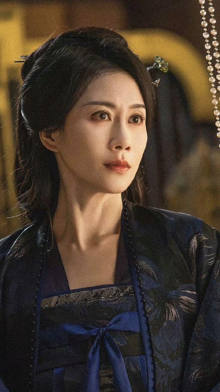 "Mẹ chồng" Triệu Lộ Tư khí chất "át vía" khiến khán giả "quên cách thở": Đeo phỉ thúy 1.100 tỷ, ngoài đời U50 vẫn lẻ bóng 9 Ôn Tranh Vanh (sinh năm 1978) là một trong những “ác nữ” trứ danh trên màn ảnh xứ Hoa ngữ.