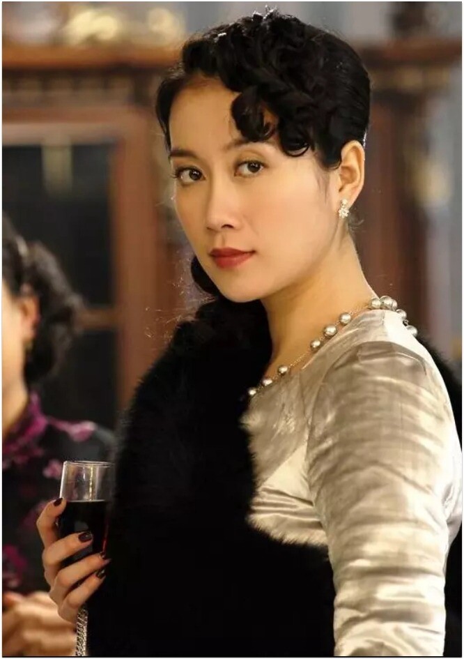 "Mẹ chồng" Triệu Lộ Tư khí chất "át vía" khiến khán giả "quên cách thở": Đeo phỉ thúy 1.100 tỷ, ngoài đời U50 vẫn lẻ bóng 10 Sở hữu ngoại hình sắc sảo, Ôn Tranh Vanh không thể cạnh tranh với những gương mặt mang vẻ đẹp hợp thị hiếu khi đó.