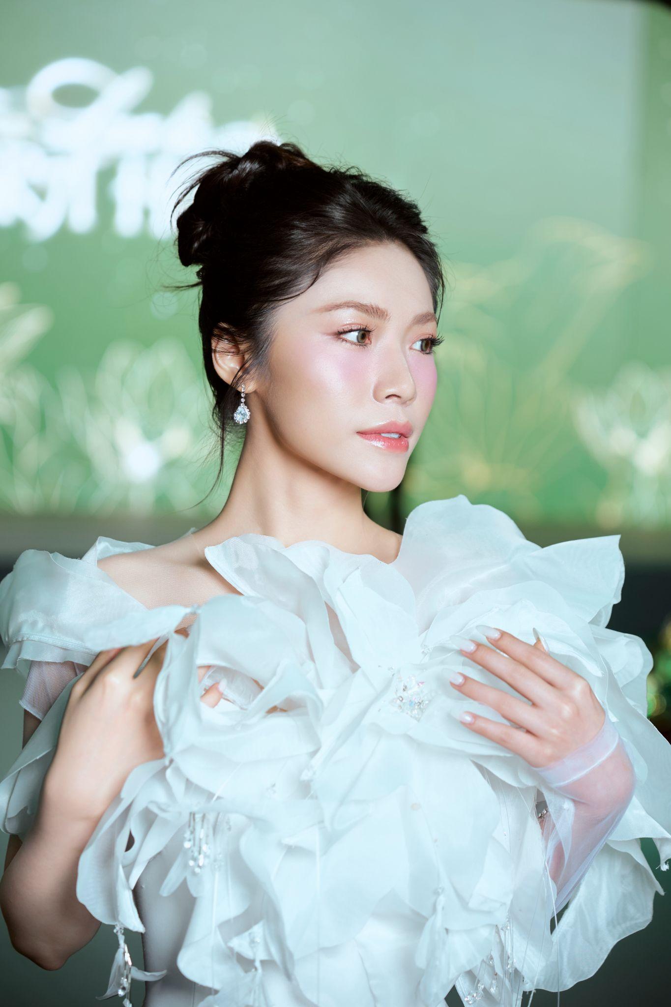 Nguyễn Thanh Thảo ghi điểm nhờ visual trong veo, thần thái tự tin trong show “Lụa Là Trà Hoa”- Ảnh 2. Nguyễn Thanh Thảo ghi điểm nhờ visual trong veo, thần thái tự tin trong show “Lụa Là Trà Hoa”- Ảnh 2.