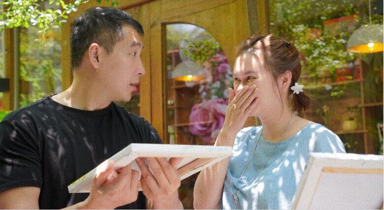 Hương Giang thường chỉ khoe góc nghiêng hay chụp từ đằng sau của chồng.