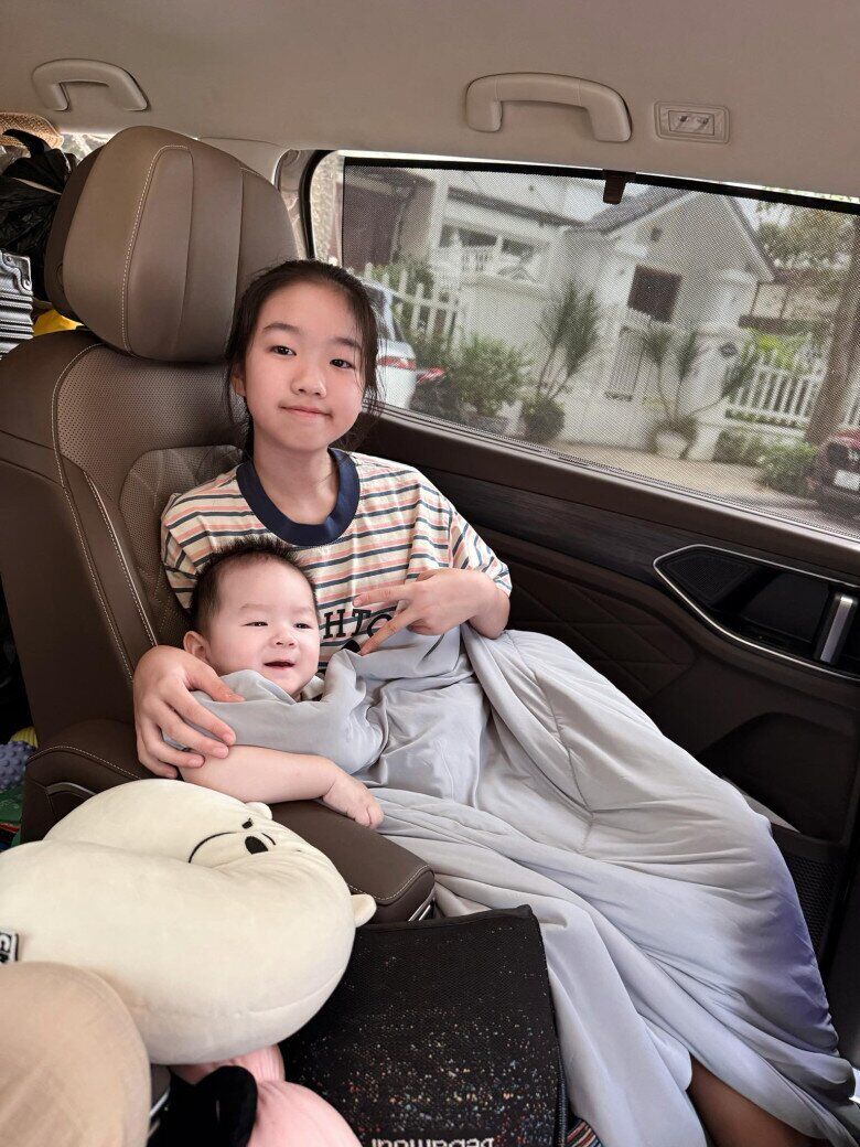 Con gái riêng của Hương Giang rất yêu thương em trai.