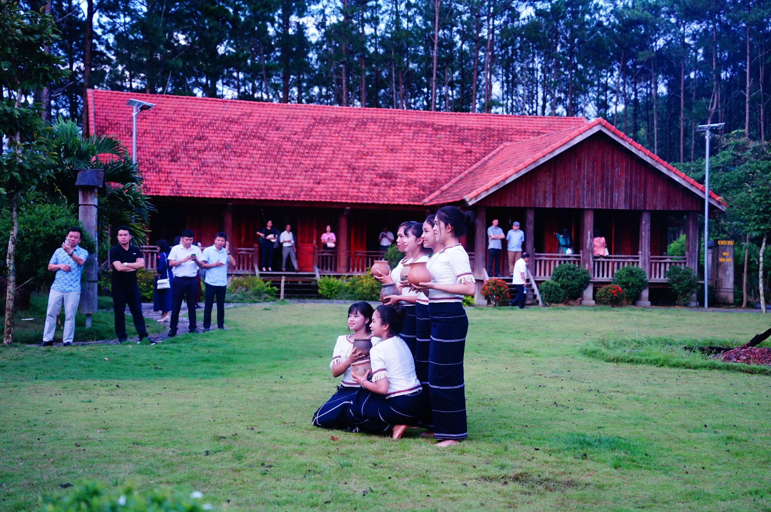 Bảo tồn giá trị văn hóa truyền thống các dân tộc gắn với phát triển du lịch - Ảnh 2.