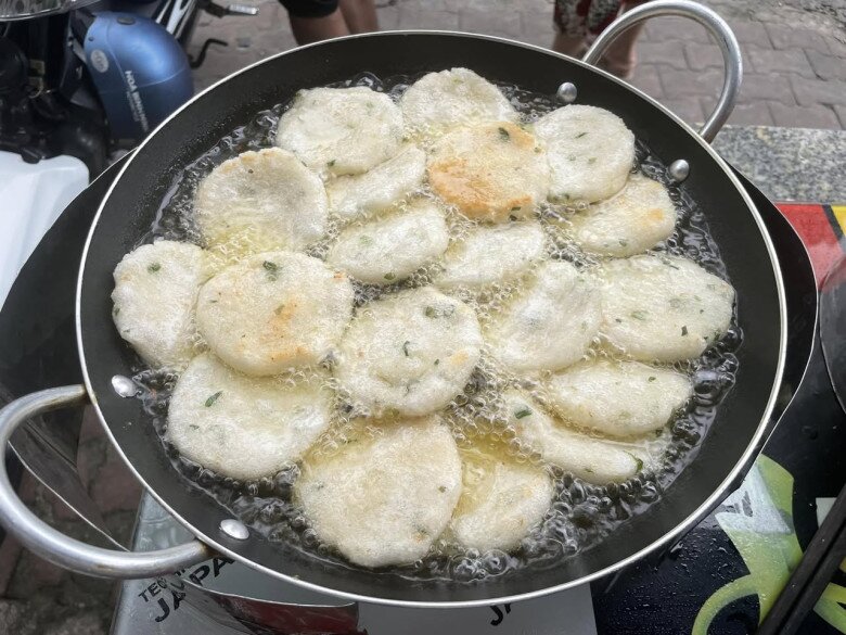 Món bánh amp;#34;độc lạ Bình Dươngamp;#34; với cái tên độc nhất, chỉ 3.000đ/cái có ngay hương vị tuổi thơ - 3