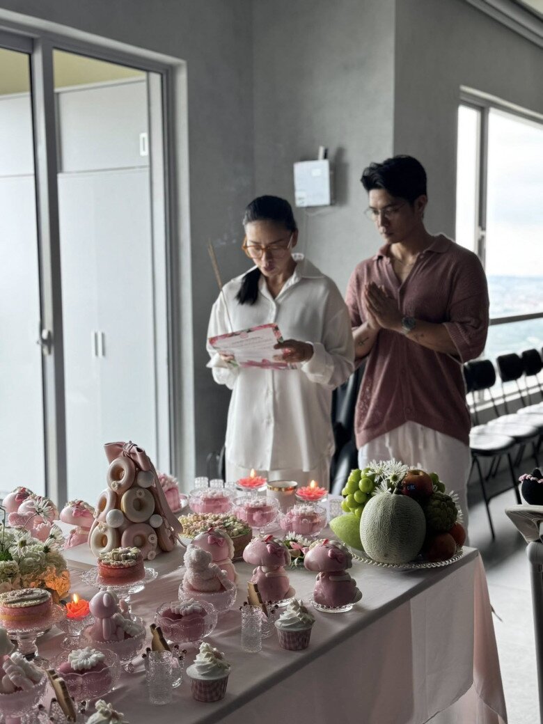 Hạnh phúc mặn nồng của cặp đôi khiến nhiều khán giả ngưỡng mộ.