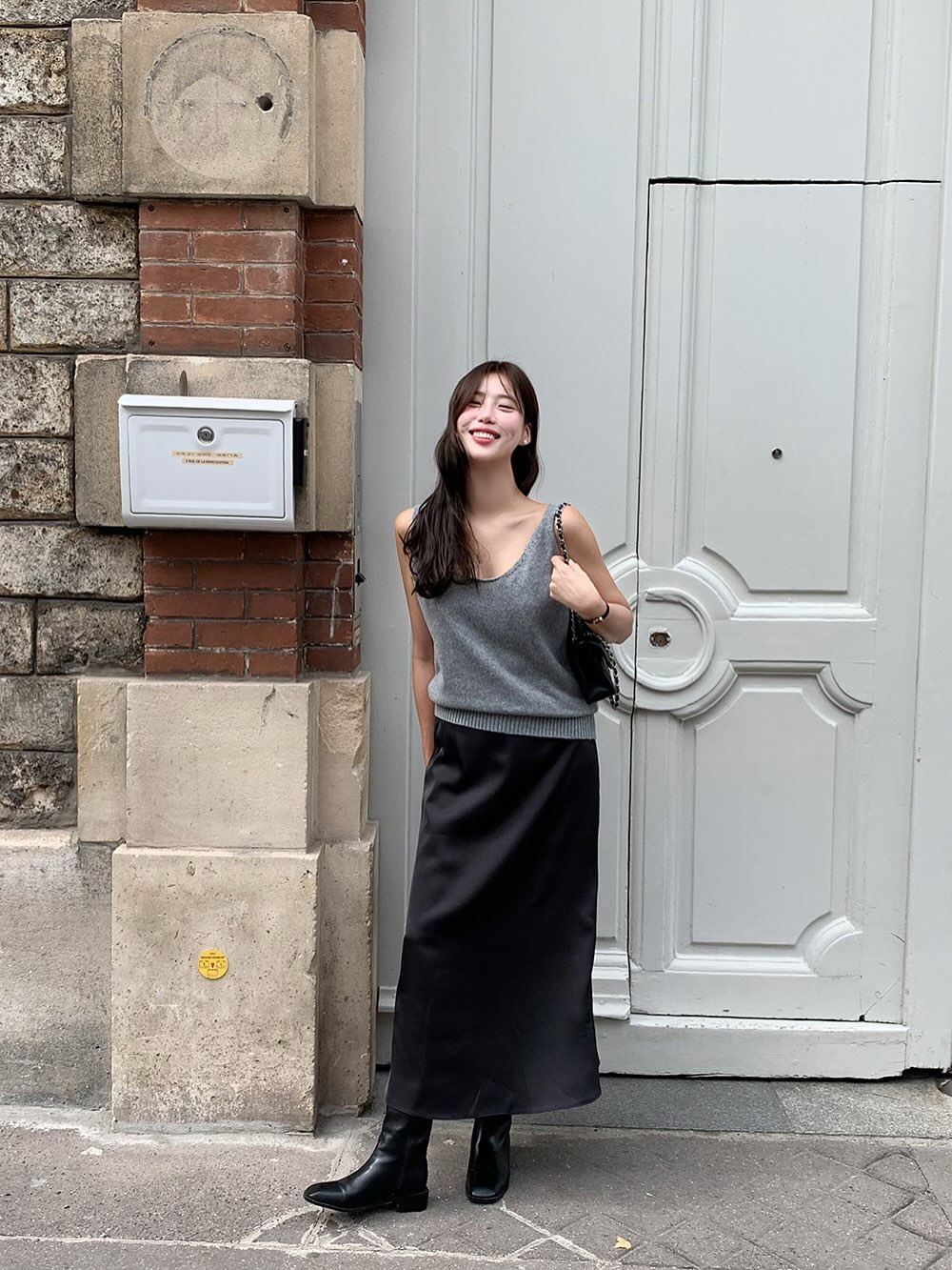 10 set đồ tối giản giúp chị em chạm đỉnh cao của sự sang trọng, thanh lịch - Ảnh 3.