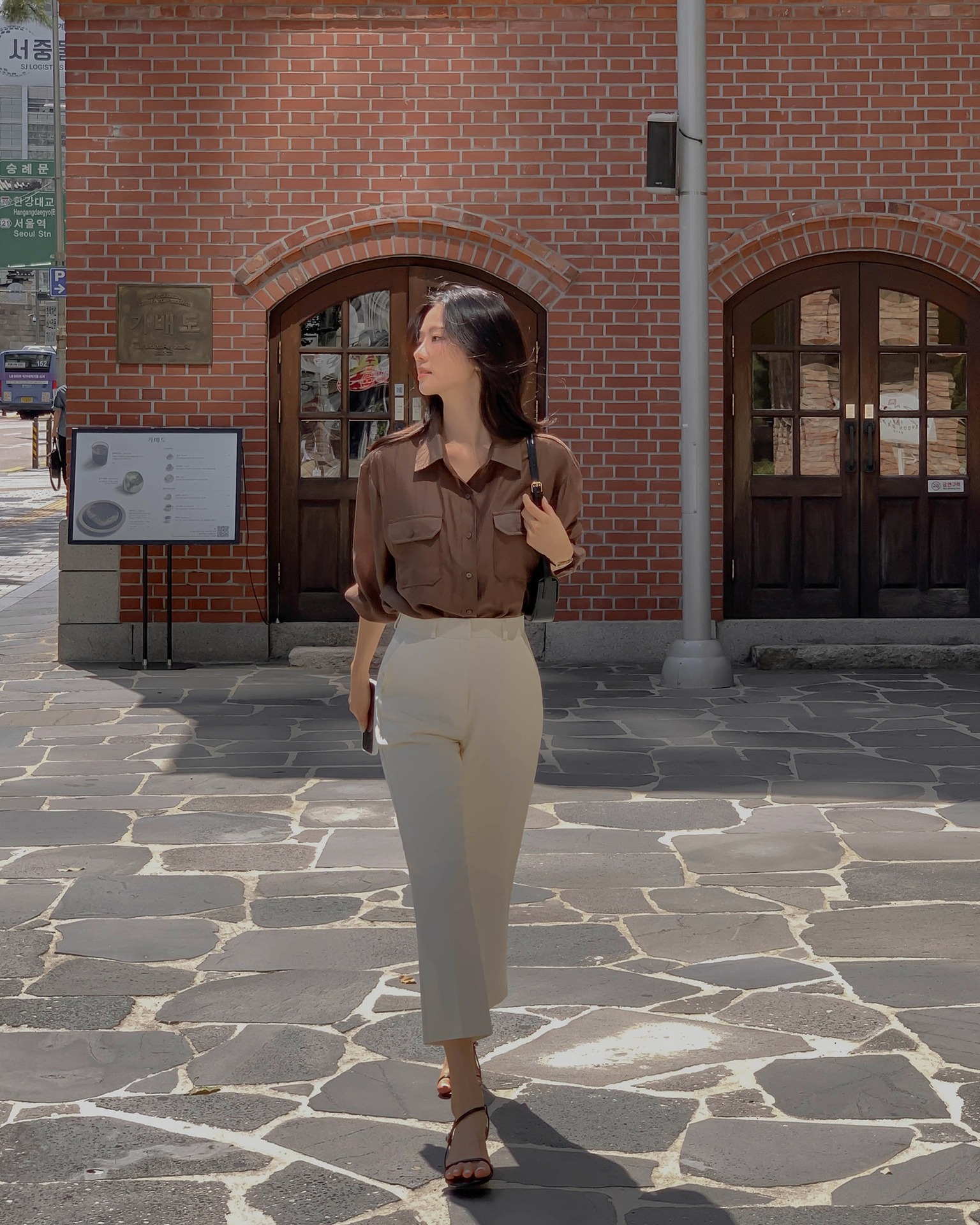 10 set đồ tối giản giúp chị em chạm đỉnh cao của sự sang trọng, thanh lịch - Ảnh 4.