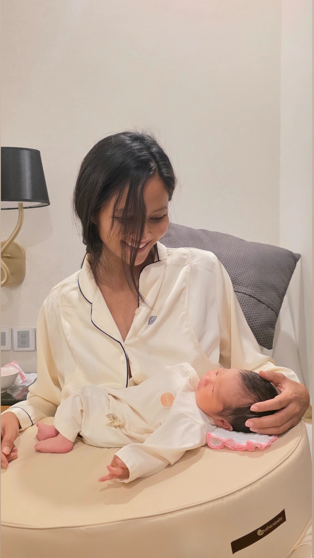 Hoa hậu H'Nen Niê giảm liền 9kg, khoe bụng phẳng lỳ sau 10 ngày sinh nở - Ảnh 3.