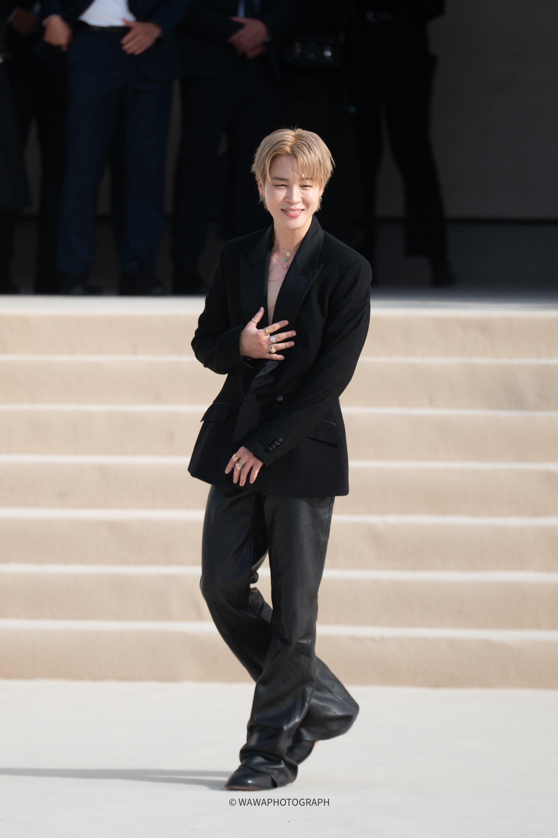 Không để ngực trần, Jimin sẽ có nhiều hơn một đám đông ở show Dior- Ảnh 1.