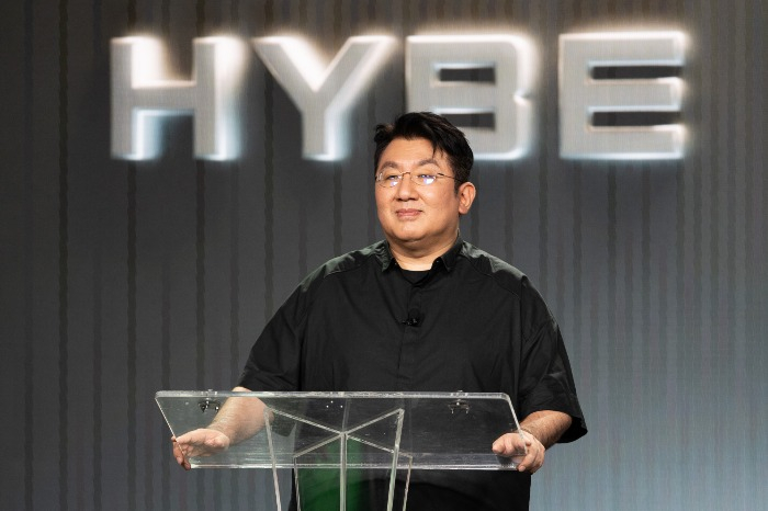 "Cha đẻ" BTS vừa bị cấm xuất cảnh là ai? Tương lai nào đang chờ đợi HYBE? 2 1759513736 322 Cha de BTS vua bi cam xuat canh la ai