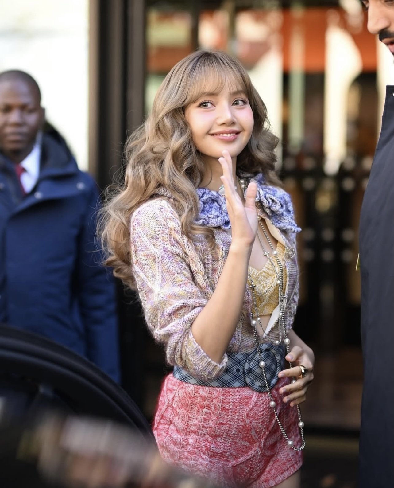 Lisa hôm nay là “búp bê sống”, cùng dàn sao khủng đổ bộ show Louis Vuitton- Ảnh 2.