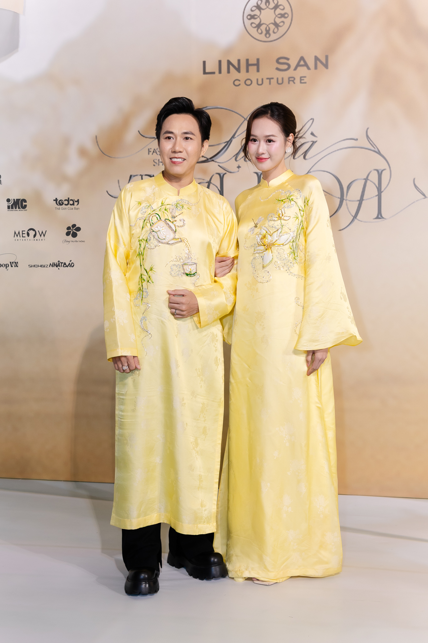 Thảm đỏ đẹp nhất hôm nay: Nửa showbiz Việt diện áo dài lộng lẫy, nhiều người ở ẩn cũng xuất hiện- Ảnh 2.