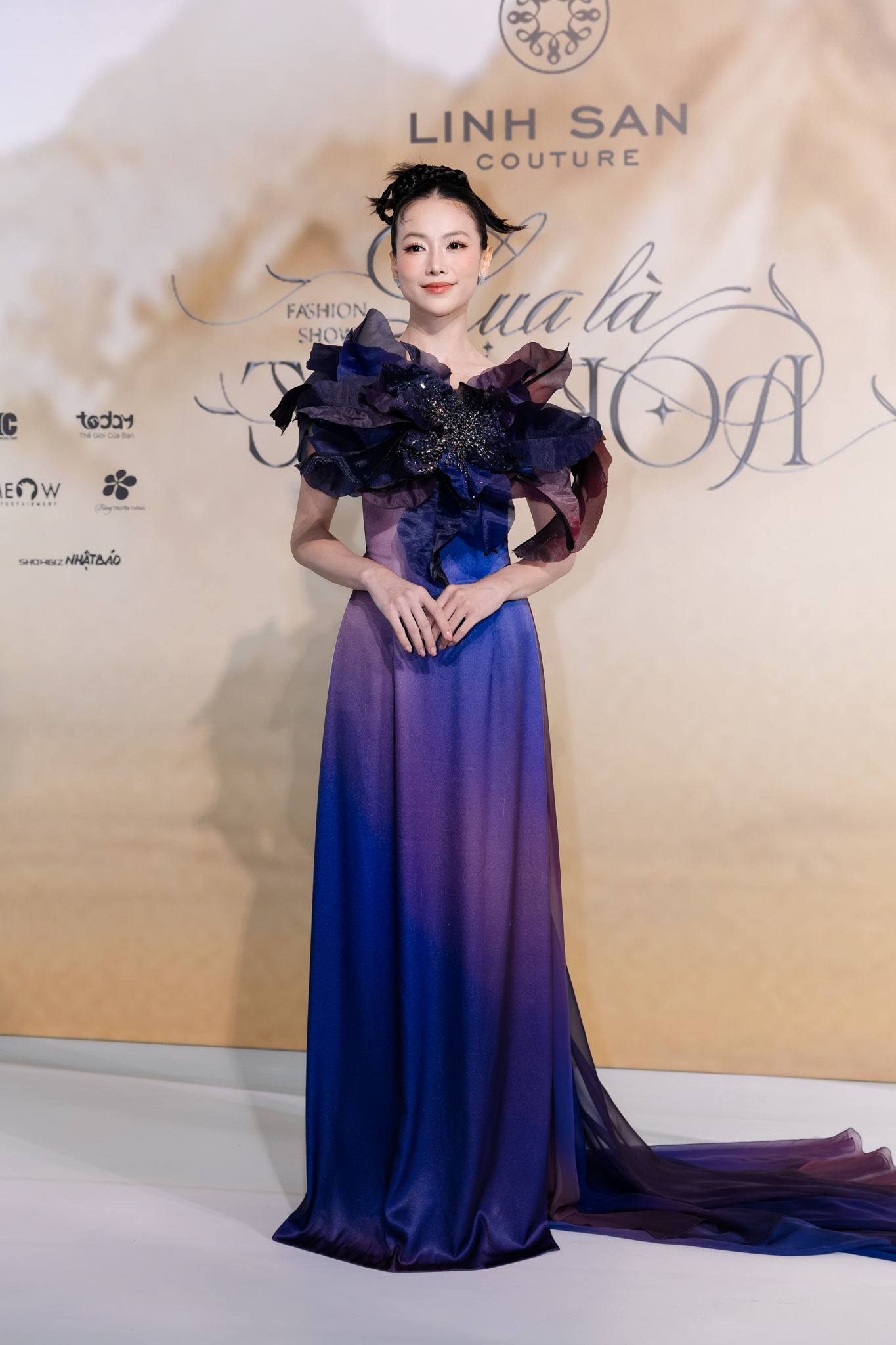 Thảm đỏ đẹp nhất hôm nay: Nửa showbiz Việt diện áo dài lộng lẫy, nhiều người ở ẩn cũng xuất hiện- Ảnh 8.