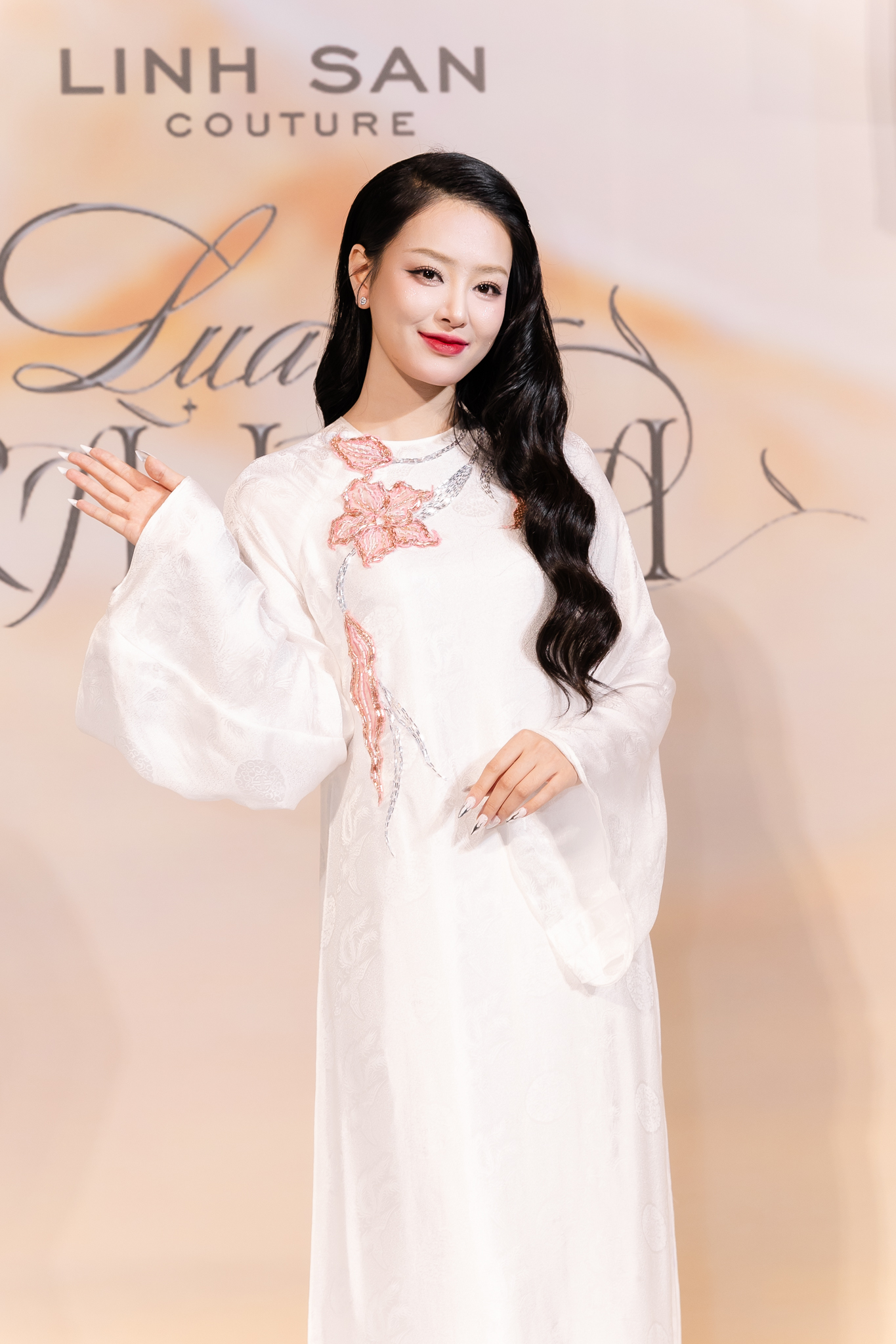 Thảm đỏ đẹp nhất hôm nay: Nửa showbiz Việt diện áo dài lộng lẫy, nhiều người ở ẩn cũng xuất hiện- Ảnh 12.