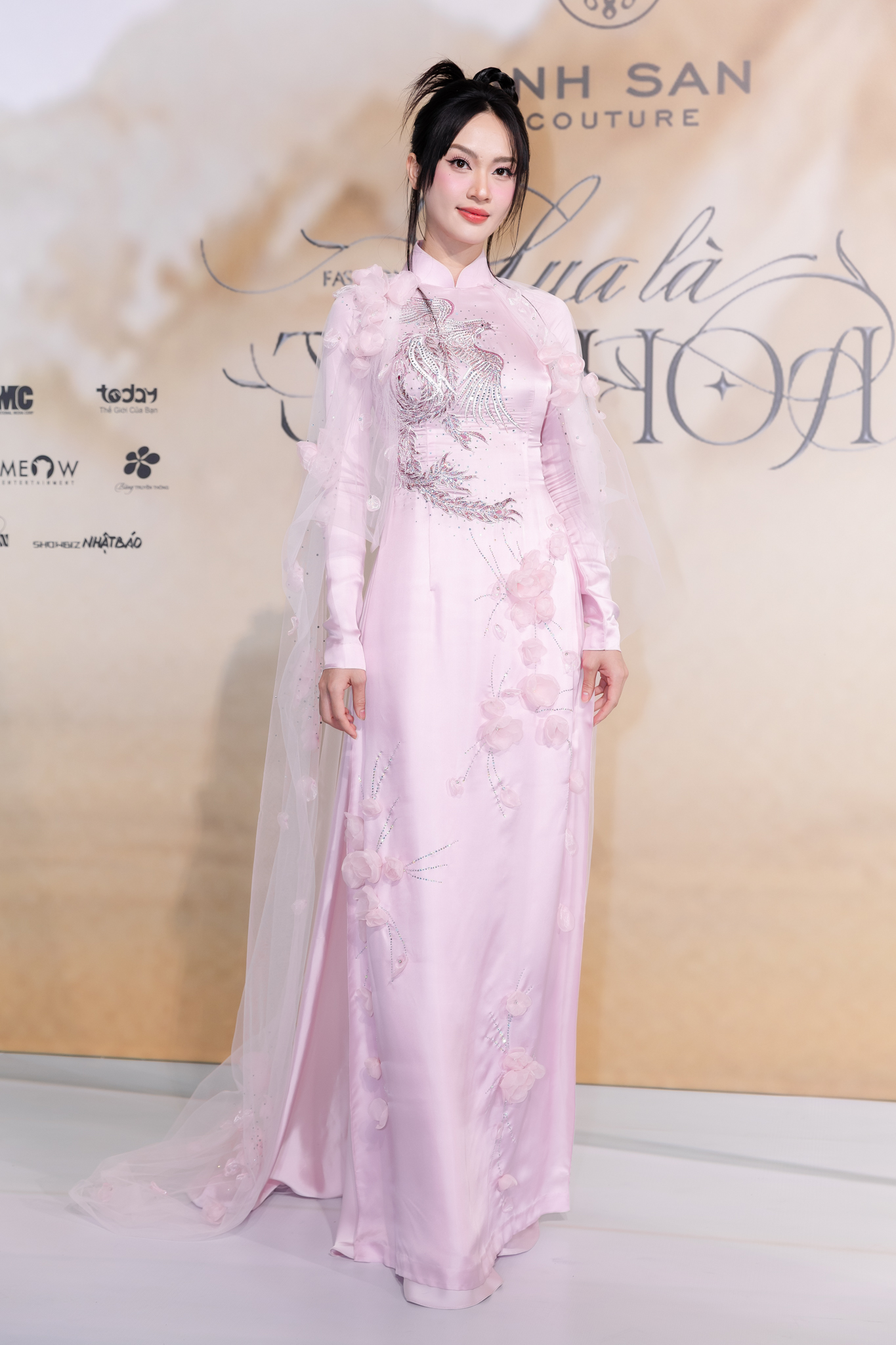 Thảm đỏ đẹp nhất hôm nay: Nửa showbiz Việt diện áo dài lộng lẫy, nhiều người ở ẩn cũng xuất hiện- Ảnh 13.