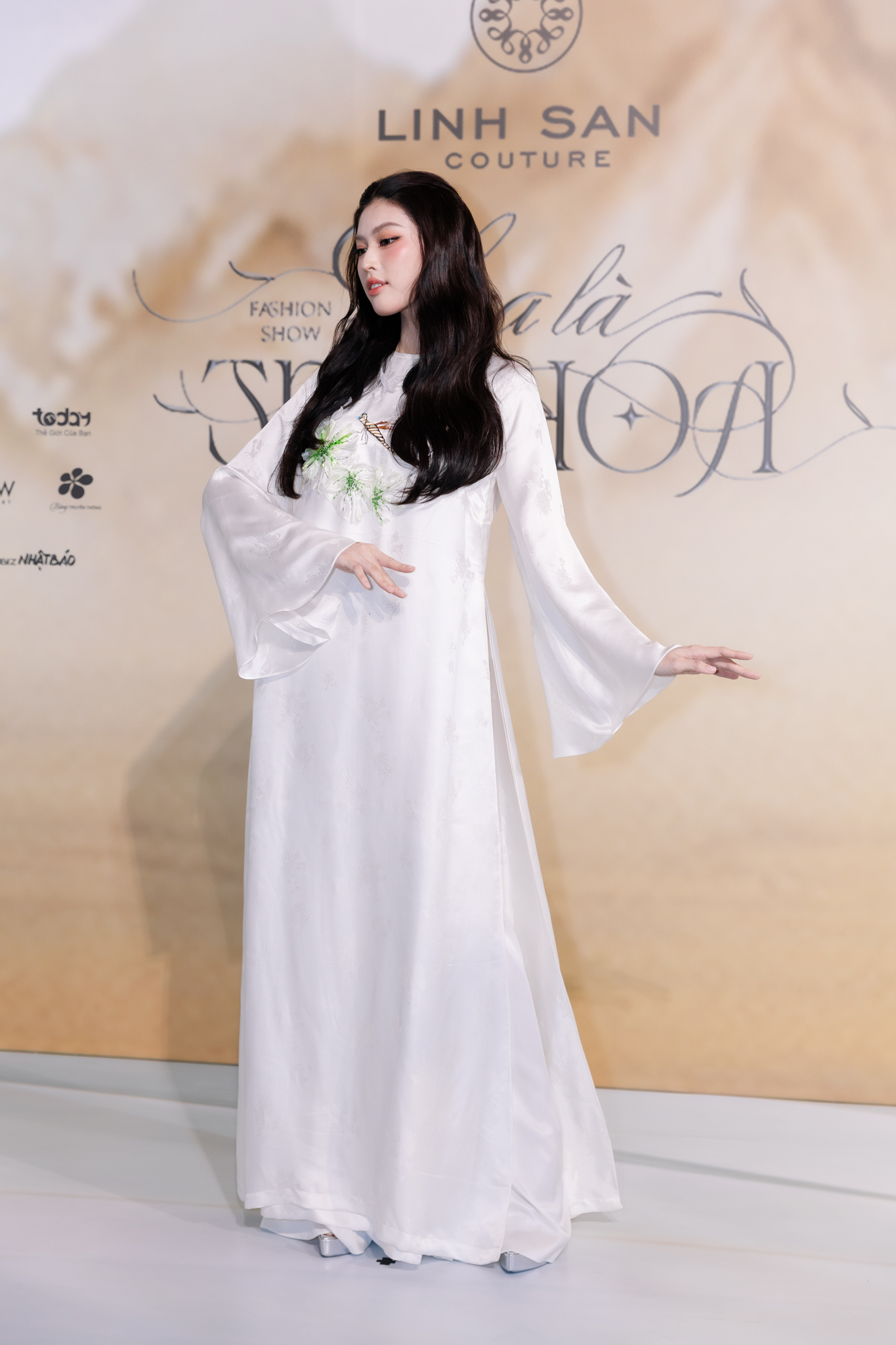 Thảm đỏ đẹp nhất hôm nay: Nửa showbiz Việt diện áo dài lộng lẫy, nhiều người ở ẩn cũng xuất hiện- Ảnh 14.