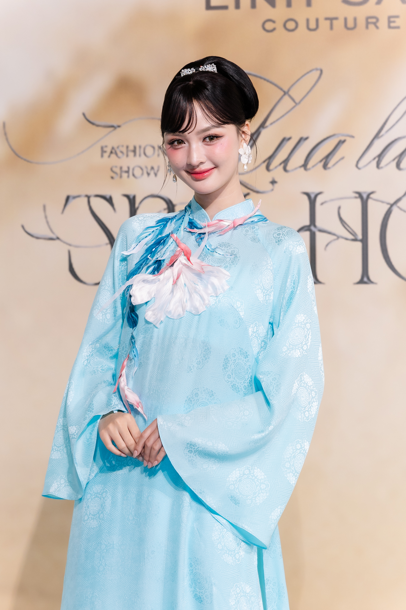 Thảm đỏ đẹp nhất hôm nay: Nửa showbiz Việt diện áo dài lộng lẫy, nhiều người ở ẩn cũng xuất hiện- Ảnh 15.