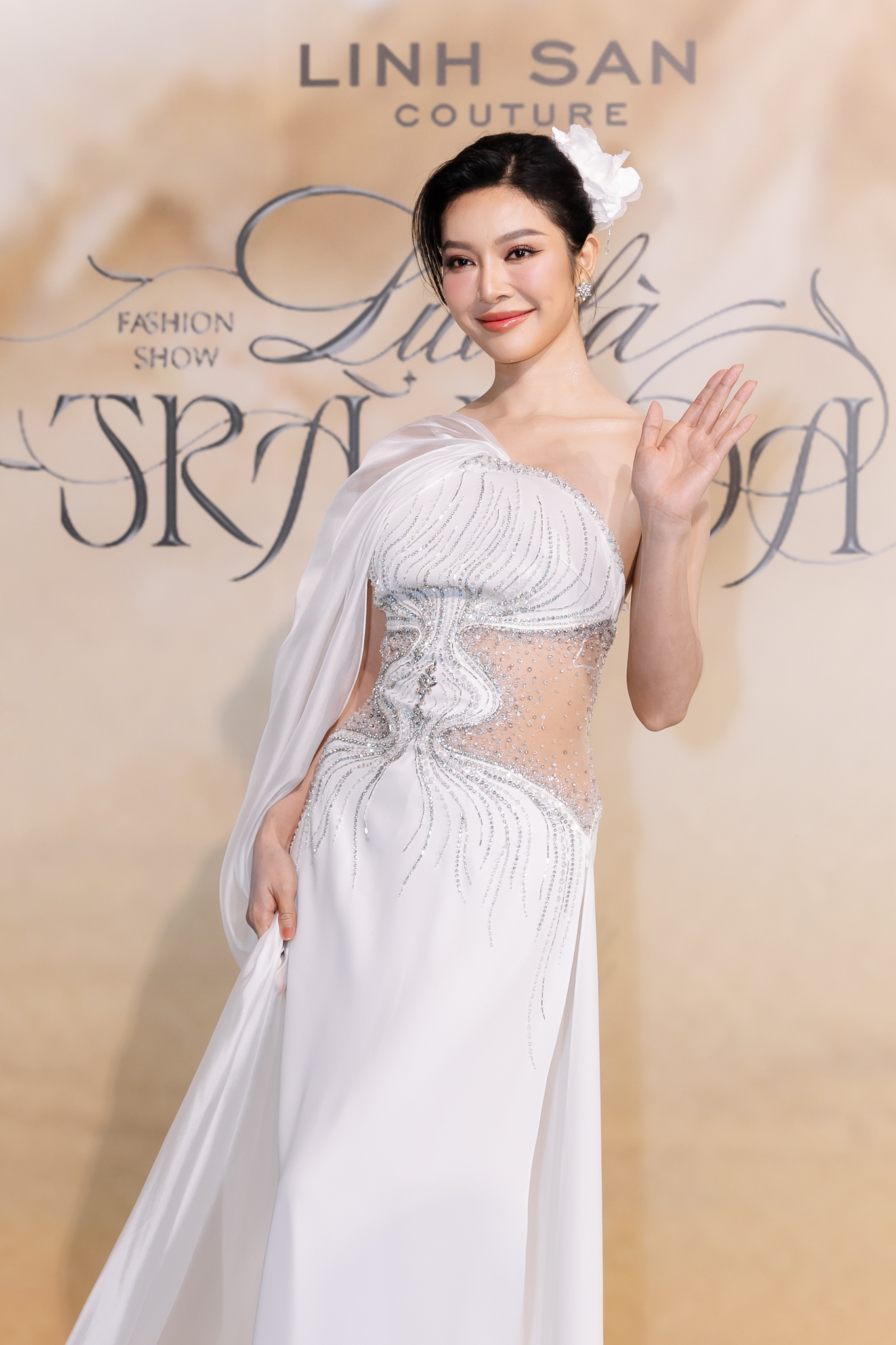 Thảm đỏ đẹp nhất hôm nay: Nửa showbiz Việt diện áo dài lộng lẫy, nhiều người ở ẩn cũng xuất hiện- Ảnh 16.