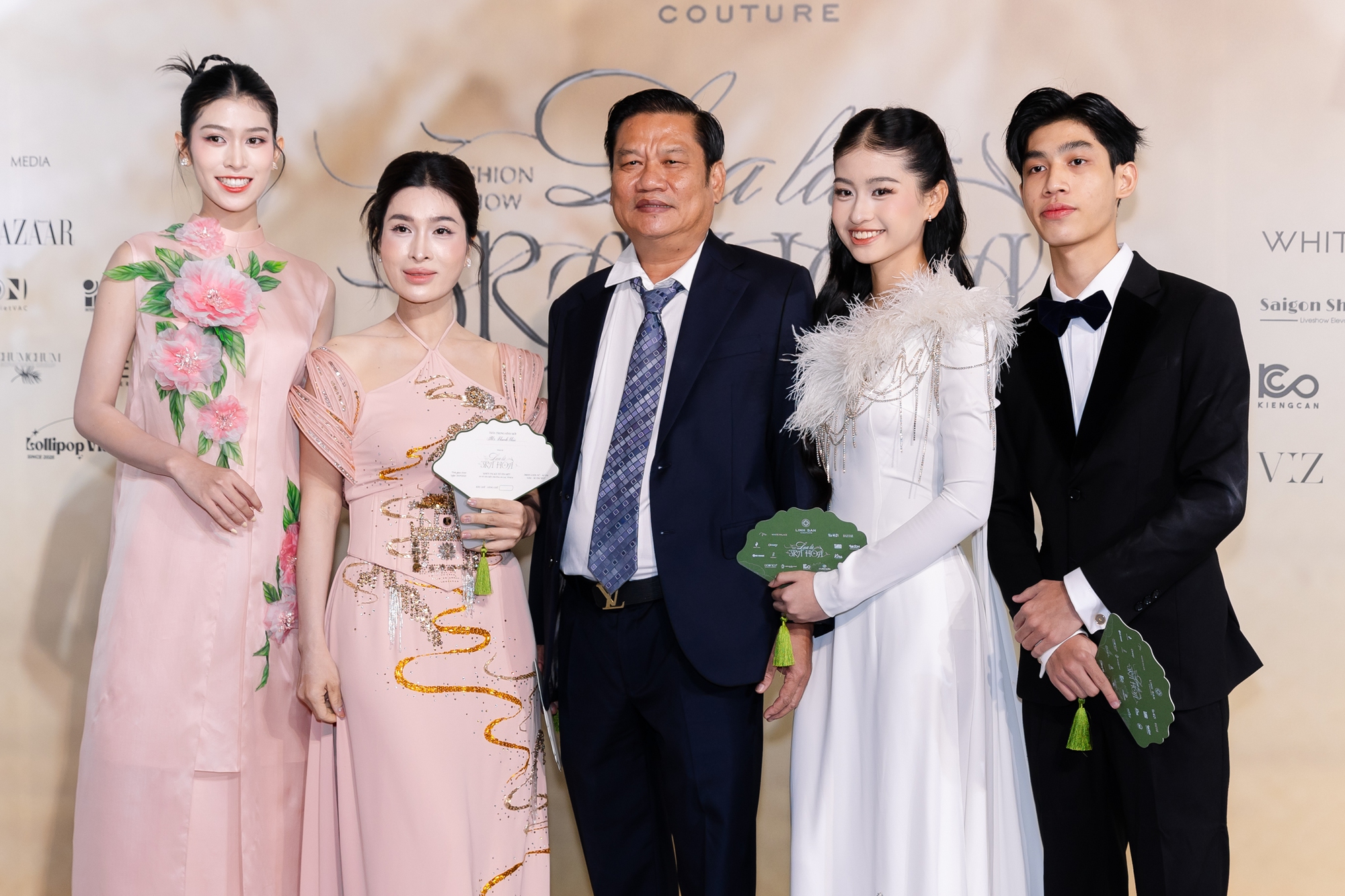 Thảm đỏ đẹp nhất hôm nay: Nửa showbiz Việt diện áo dài lộng lẫy, nhiều người ở ẩn cũng xuất hiện- Ảnh 19.