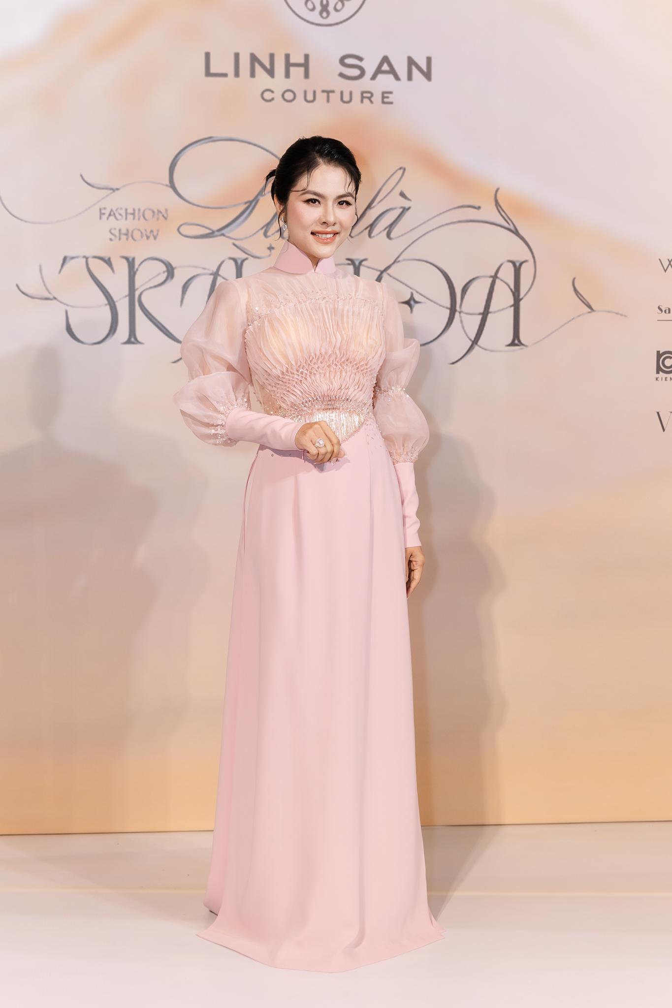 Thảm đỏ đẹp nhất hôm nay: Nửa showbiz Việt diện áo dài lộng lẫy, nhiều người ở ẩn cũng xuất hiện- Ảnh 20.