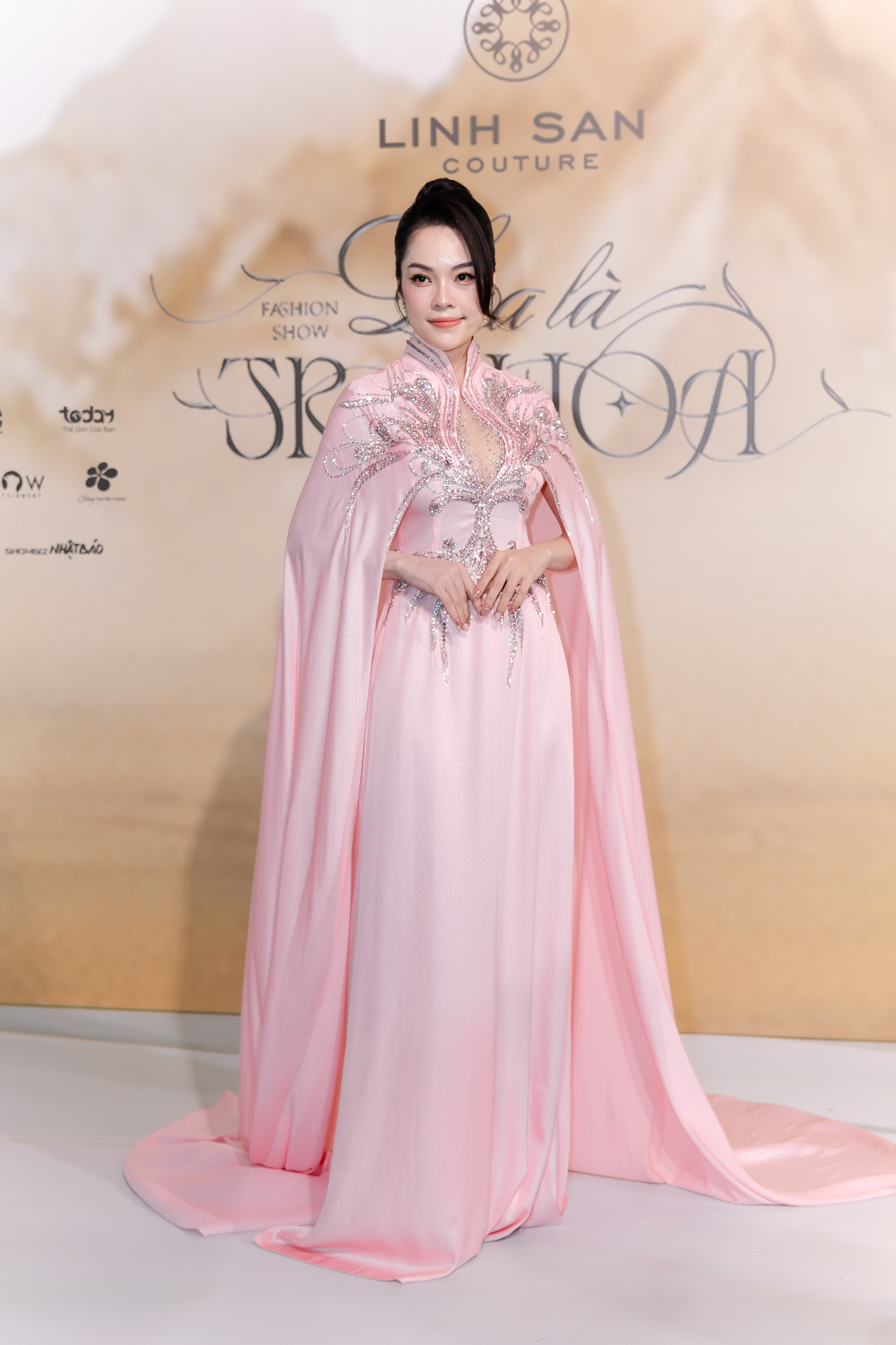 Thảm đỏ đẹp nhất hôm nay: Nửa showbiz Việt diện áo dài lộng lẫy, nhiều người ở ẩn cũng xuất hiện- Ảnh 23.