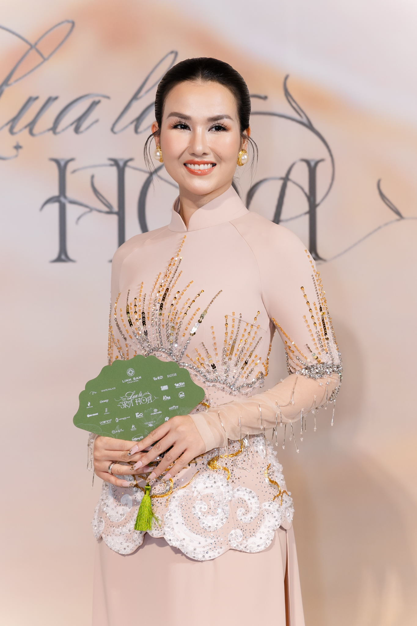 Thảm đỏ đẹp nhất hôm nay: Nửa showbiz Việt diện áo dài lộng lẫy, nhiều người ở ẩn cũng xuất hiện- Ảnh 26.