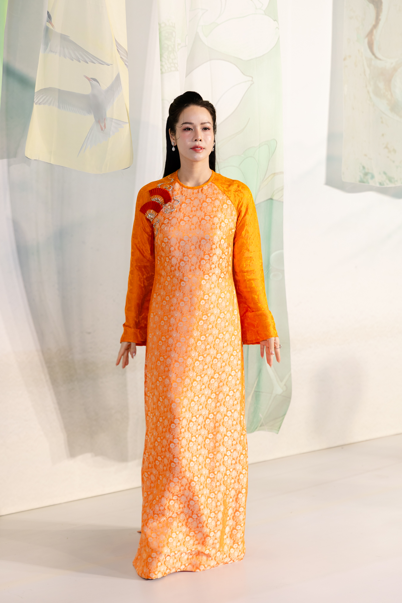 Thảm đỏ đẹp nhất hôm nay: Nửa showbiz Việt diện áo dài lộng lẫy, nhiều người ở ẩn cũng xuất hiện- Ảnh 27.