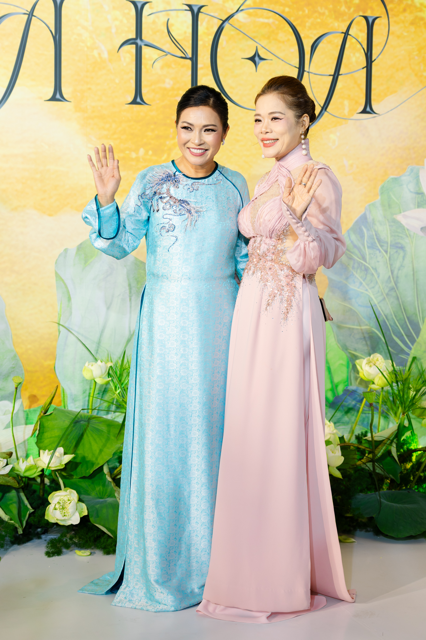 Thảm đỏ đẹp nhất hôm nay: Nửa showbiz Việt diện áo dài lộng lẫy, nhiều người ở ẩn cũng xuất hiện- Ảnh 29.