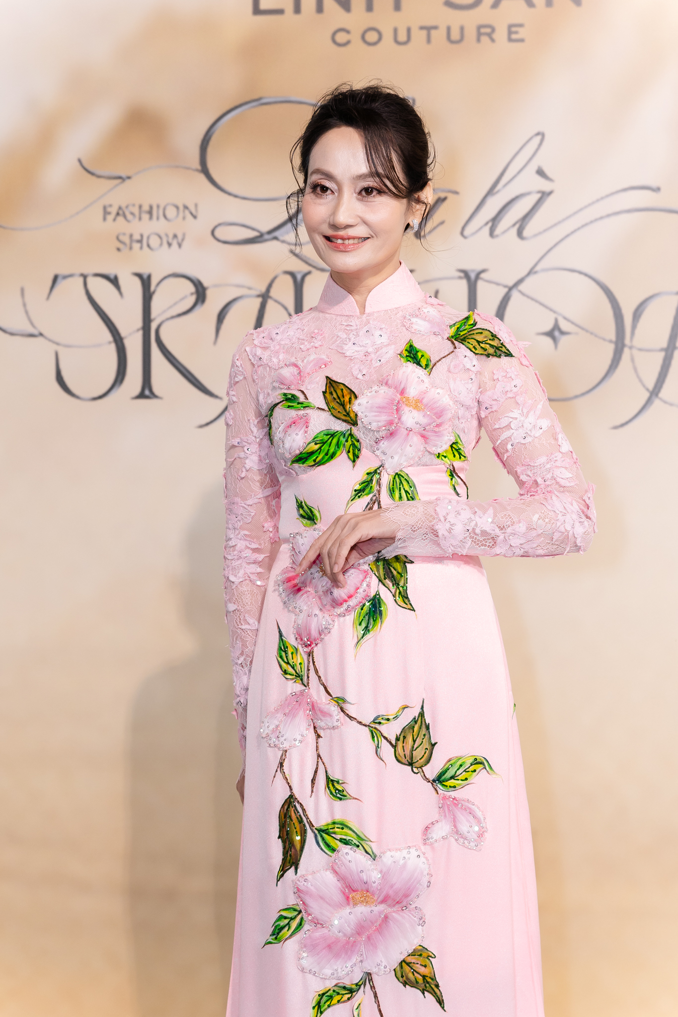 Thảm đỏ đẹp nhất hôm nay: Nửa showbiz Việt diện áo dài lộng lẫy, nhiều người ở ẩn cũng xuất hiện- Ảnh 31.