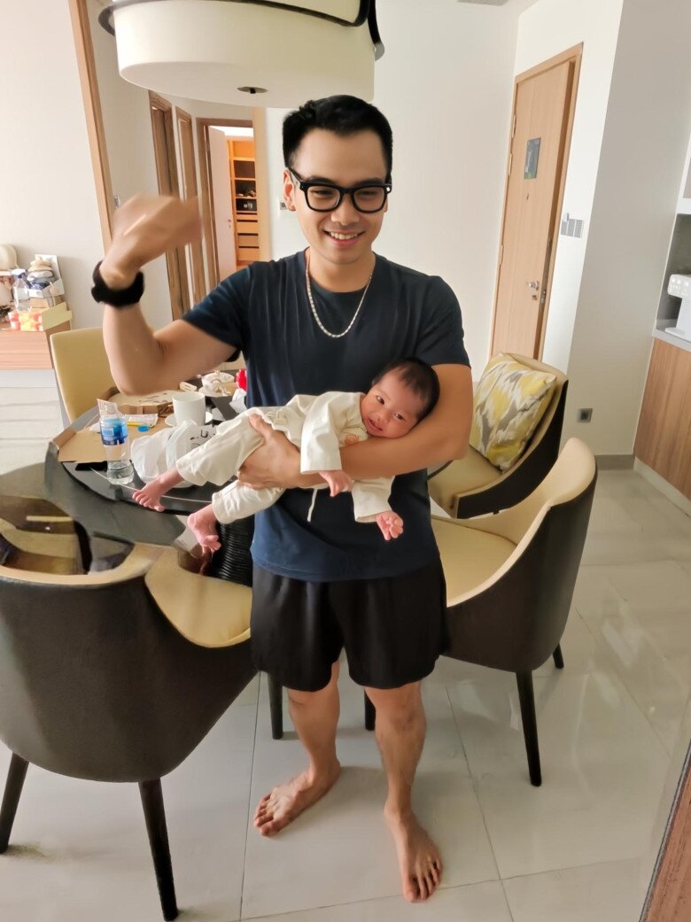 Tuấn Khôi trổ tài bế em bé bằng 1 tay, Harley được nhận xét thừa hưởng gen chiều cao của mẹ. 