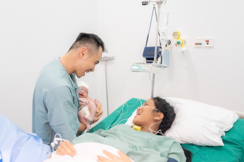 Cặp đôi hạnh phúc khi lần đầu được gặp mặt ái nữ đầu lòng.