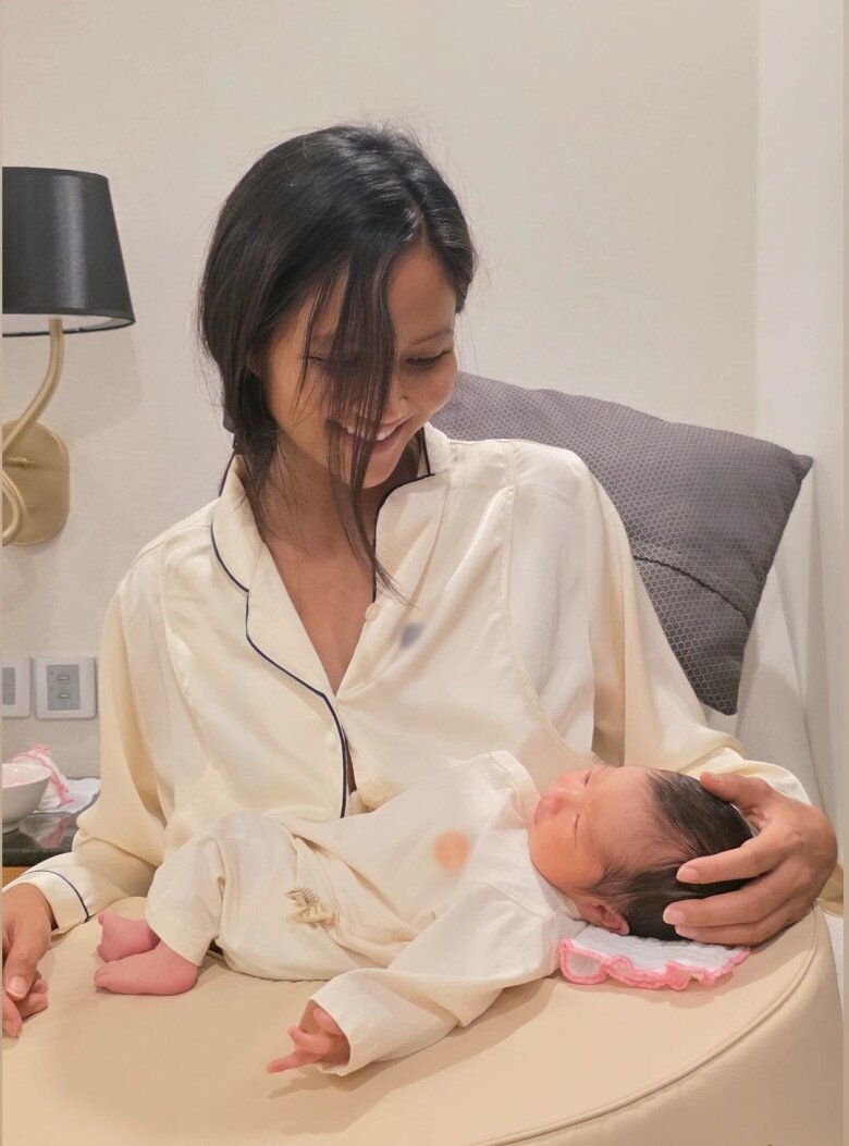 HHen Niê hạnh phúc khi ngắm nhìn con gái.