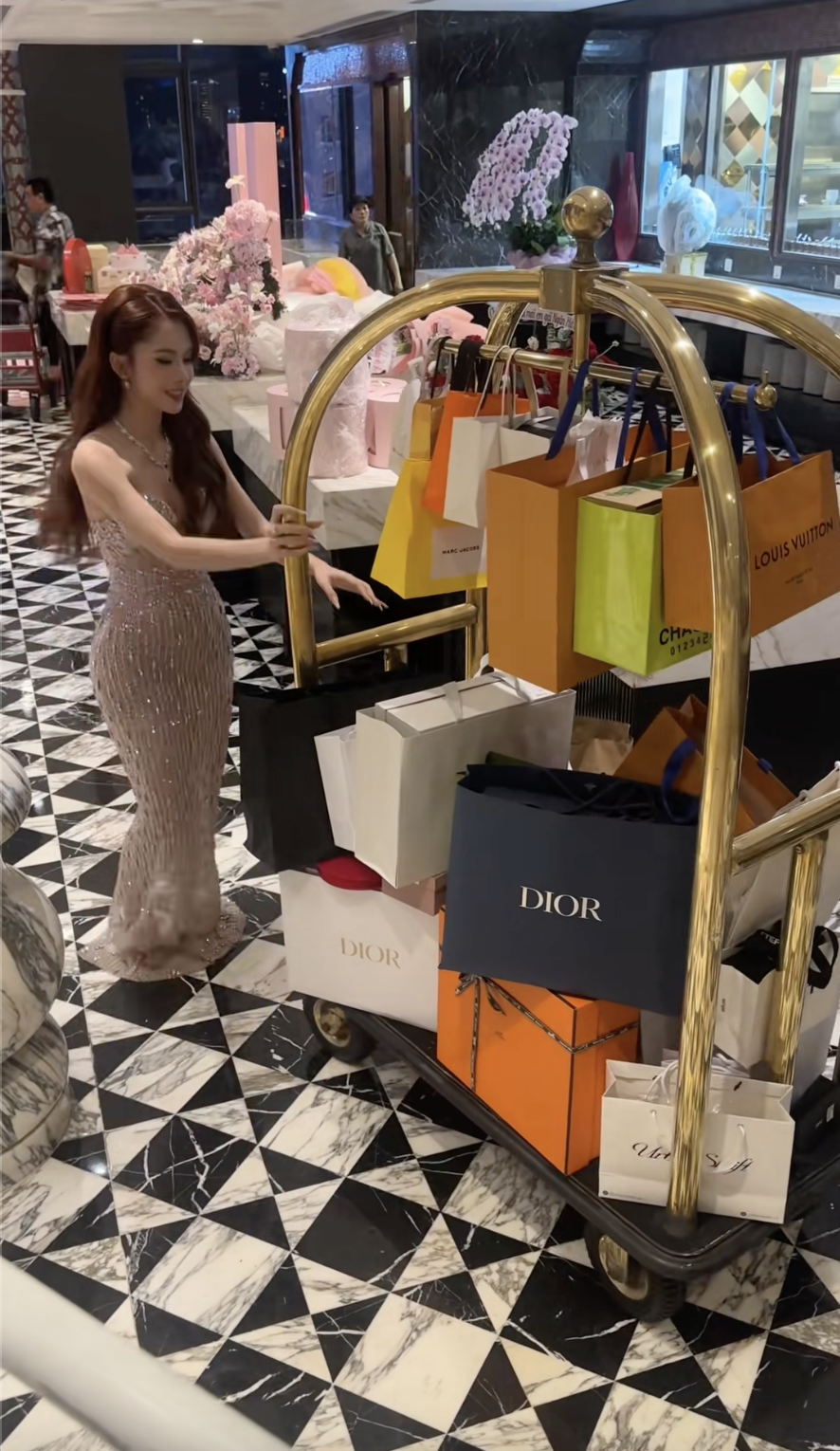Sự thật về hộp quà Hermès Birkin bạch tạng bị nói “chắc chắn fake” của Hà Môi- Ảnh 7. Sự thật về hộp quà Hermès Birkin bạch tạng bị nói “chắc chắn fake” của Hà Môi- Ảnh 7.
