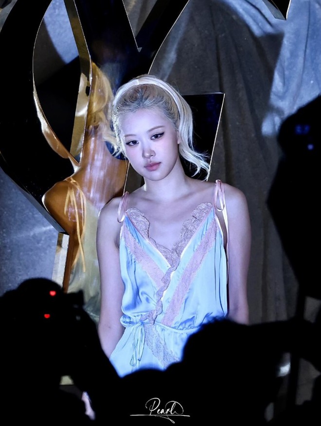 Rosé mặc váy ngủ đến show Saint Laurent hội ngộ bà xã Justin Bieber: Gặp sự cố bất ngờ vẫn sexy dữ dội- Ảnh 8.