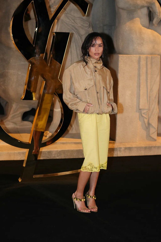 Rosé mặc váy ngủ đến show Saint Laurent hội ngộ bà xã Justin Bieber: Gặp sự cố bất ngờ vẫn sexy dữ dội- Ảnh 11.