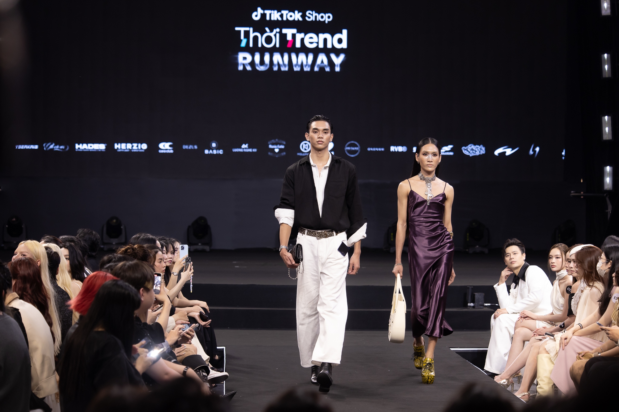 Sướng như nhà bán hàng TikTok Shop: Có luôn runway riêng để khoe trend- Ảnh 2.
