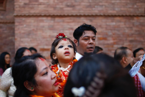 Bé gái 2 tuổi trở thành 