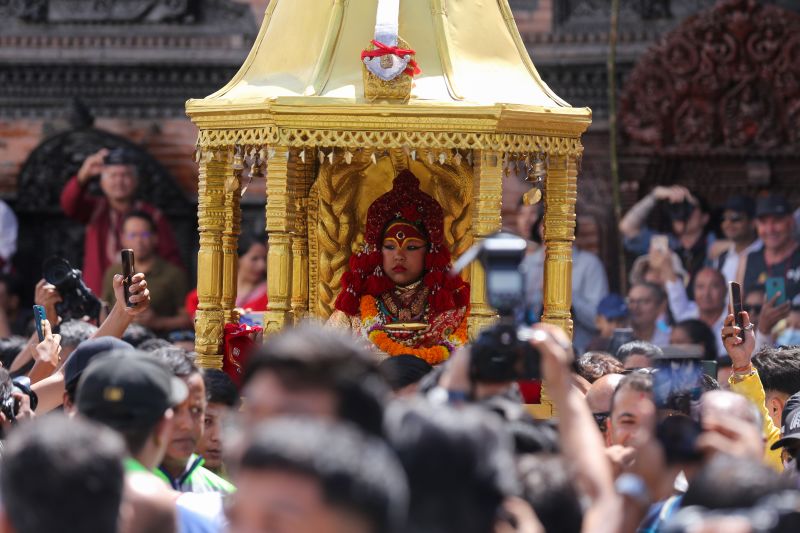 Bé gái 2 tuổi trở thành 