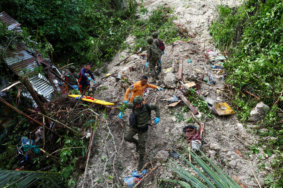 Tang thương bao trùm Philippines sau trận động đất kinh hoàng nhất trong hơn một thập kỷ: Ít nhất 69 người chết, chạy đua tìm người sống sót trong 72 