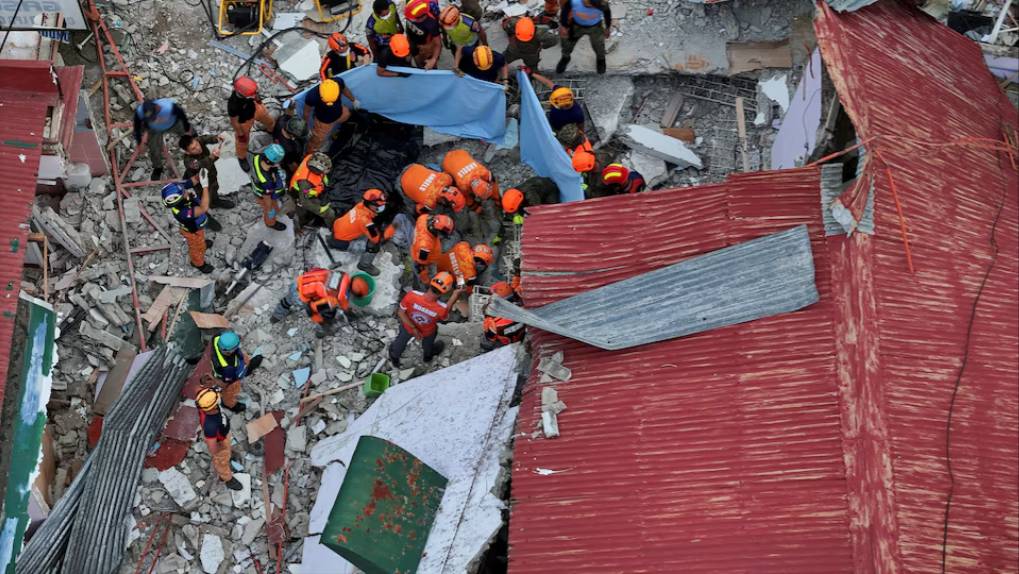 Tang thương bao trùm Philippines sau trận động đất kinh hoàng nhất trong hơn một thập kỷ: Ít nhất 69 người chết, chạy đua tìm người sống sót trong 72 