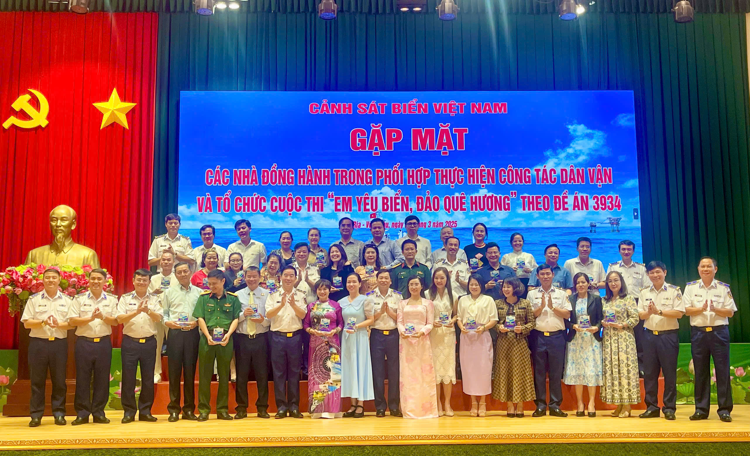 Khơi dậy tình yêu biển, đảo- Ảnh 2.